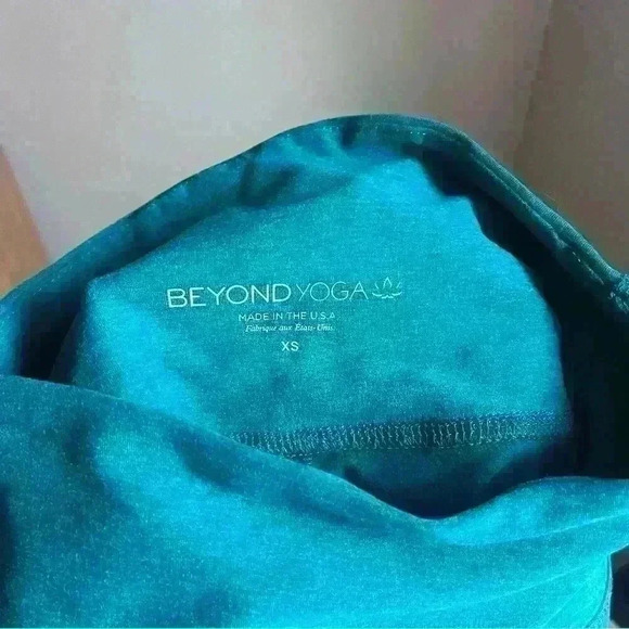 BEYOND YOGA Teal Capri Leggings SIZE XS - Picture 3 of 6